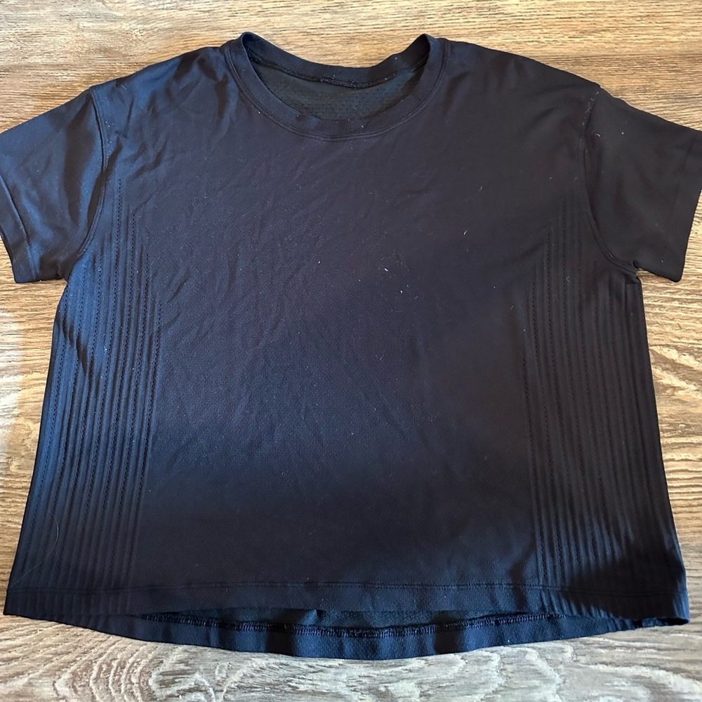 LULULEMON breathable tee fits a 4
